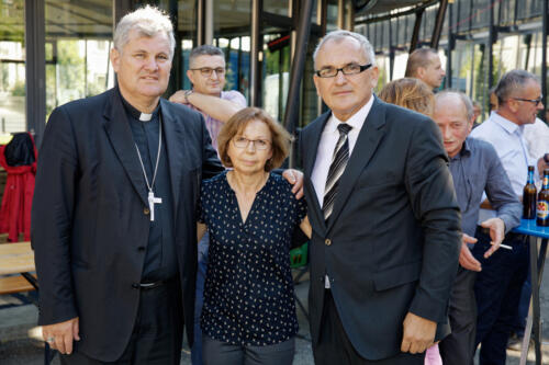Vjeroučiteljica Ruža Radoš i fra Gojko Zovko, voditelj HKM Bern s biskupom Košićem.